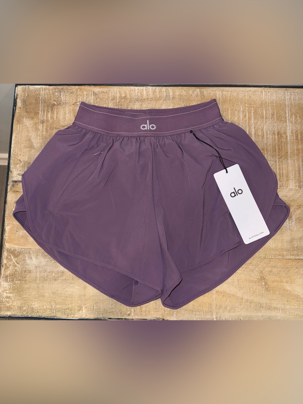 Alo plum kiss match point shorts